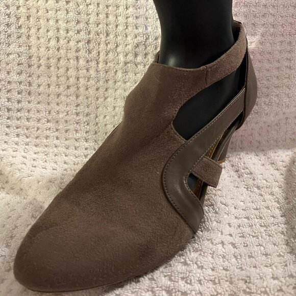 Size 9W - Comfortview - Gray "Suede" Pumps - Picture 4 of 8